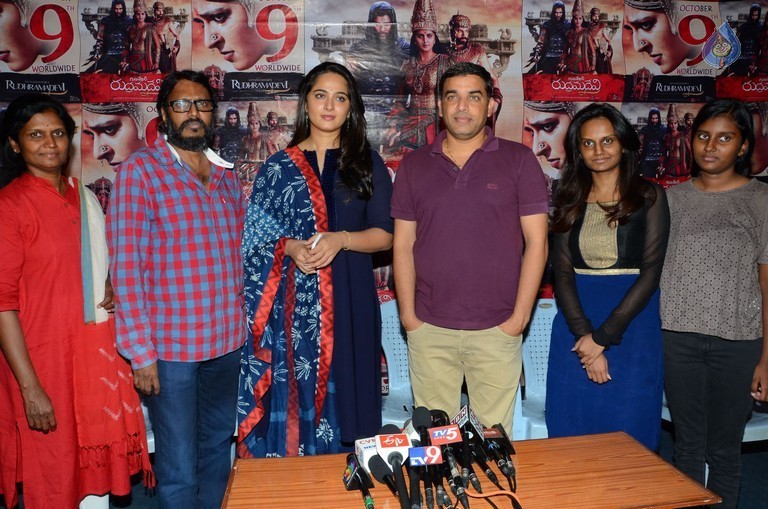 rudhramadevi press meet,gunasekhar,dil raju,anushka  కెసీఆర్ కు కృతజ్ఞతలు తెలుపుతున్న గుణ టీం! 